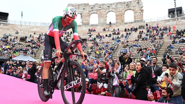 L'arrivo dell'ultima tappa del Giro d'Italia 2022 a Verona. Nella foto Matteo Sobrero in Arena