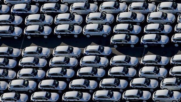 Una veduta aerea di un parcheggio pieno di auto nuove (Foto Ansa/Epa)