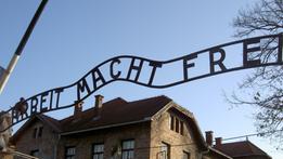 La famosa scritta all'entrata di Auschwitz