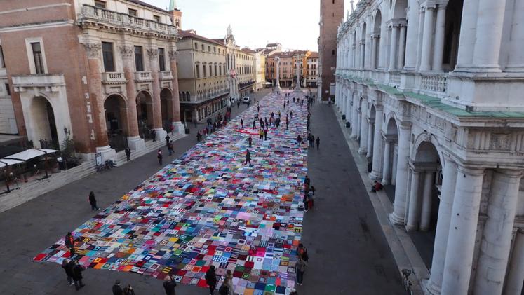 La maxi coperta in piazza dei Signori, a Vicenza, per dire no alla violenza sulle donne (Foto COLORFOTO)