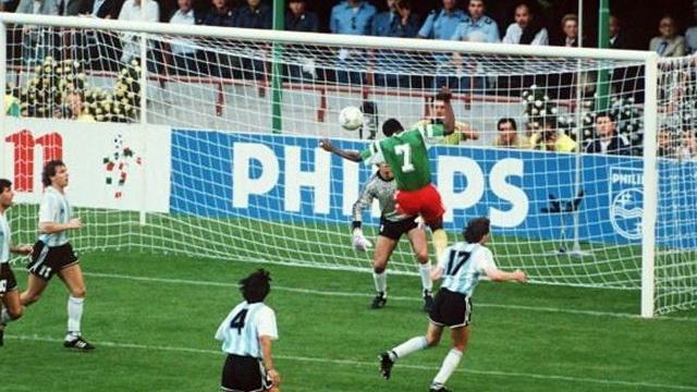 Omam Biyik in rete contro l’Argentina a Italia ’90