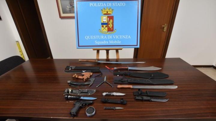 Le armi sequestrate nell'abitazione del 40enne a Schio