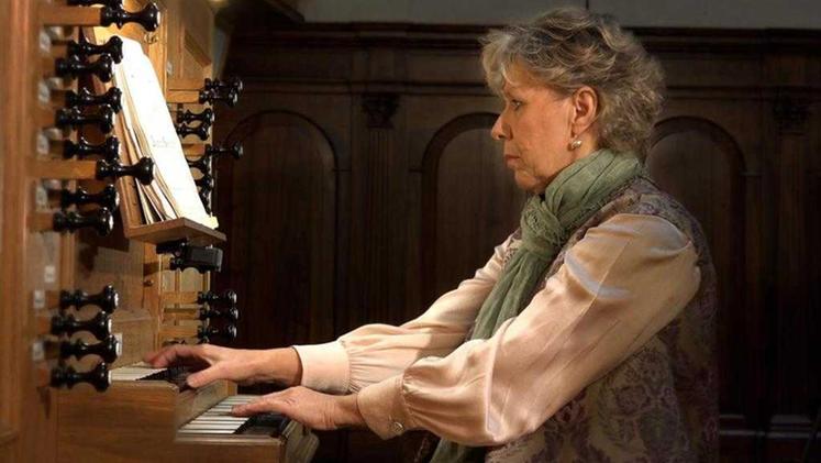 Margherita Dalla Vecchia alla tastiera dello strumento nella chiesa dei Servi