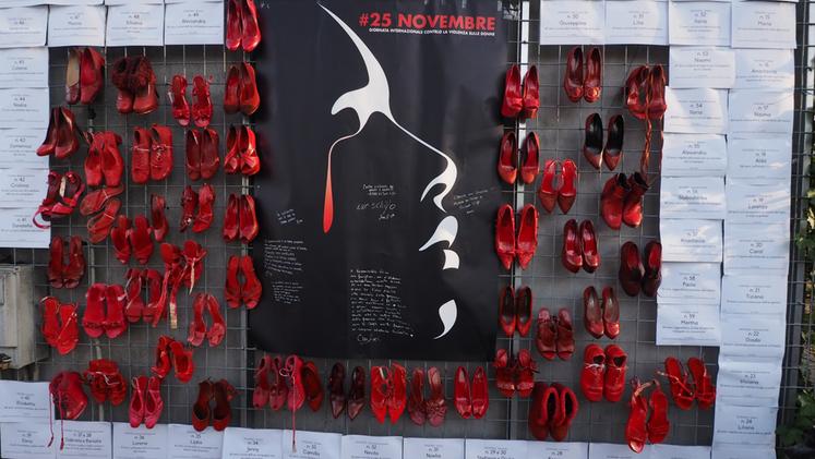 Installazione per la giornata violenza contro le donne in Campo Marzo (Foto Francesco Dalla Pozza)