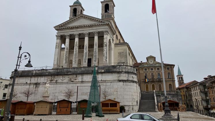Il cono verde davanti al Duomo rappresenta l’albero natalizio (Foto R.T.)