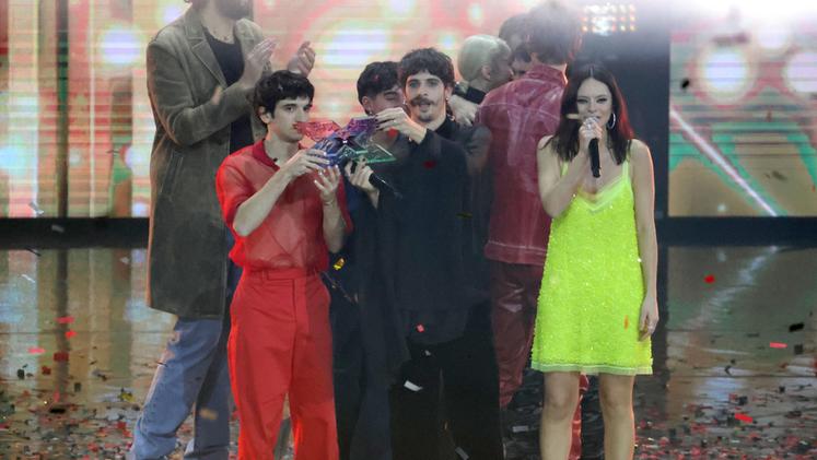 I vincitori di X Factor, i Santi Francesi, con Francesca Michielin (Foto ANSA)