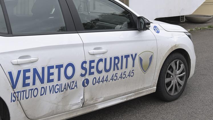 L'auto della “Veneto Security” speronata (Foto TROGU)