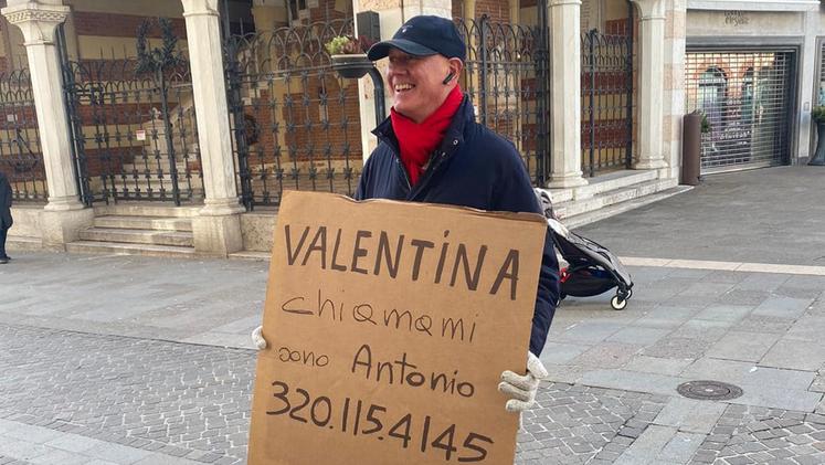 La missione: Antonio a Thiene con il cartello alla ricerca di Valentina