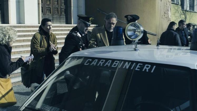 L’attore Fabio Testi nella scena del suo arresto da parte dei carabinieri
