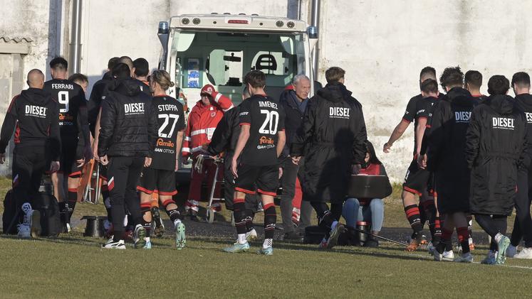 I giocatori tornano negli spogliatoi dello stadio Speroni dopo la partita con la Pro Patria (Foto Trogu)