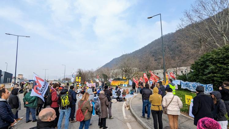 La manifestazione degli attivisti per chiedere la bonifica immediata del sito Miteni dai Pfas