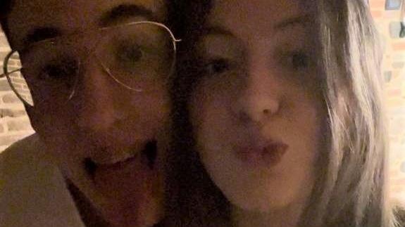 Tommaso con l'amica Diletta in un selfie spiritoso