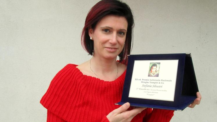 Stefania Silvestri con la targa del premio ottenuto a Viareggio