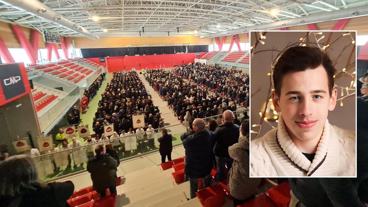 Centinaia di persone per l'addio a Tommaso "Tommi" Fabris, il 17enne di Tezze deceduto per una meningite (Foto Ceccon)
