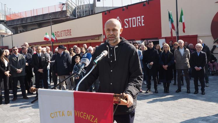 Il presidente biancorosso Stefano Rosso durante l'inaugurazione della statua di Paolo Rossi (Foto COLORFOTO)