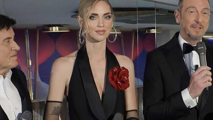 Chiara ferragni vestita ChB tra Gianni Morandi e Amadeus all'ultimo Festival di Sanremo
