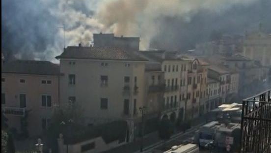 Abitazione in fiamme in centro a Chiampo (Foto M. Pieropan)