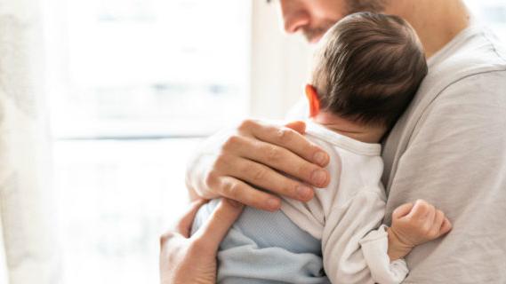 Congedo di paternità in aumento anche in Italia